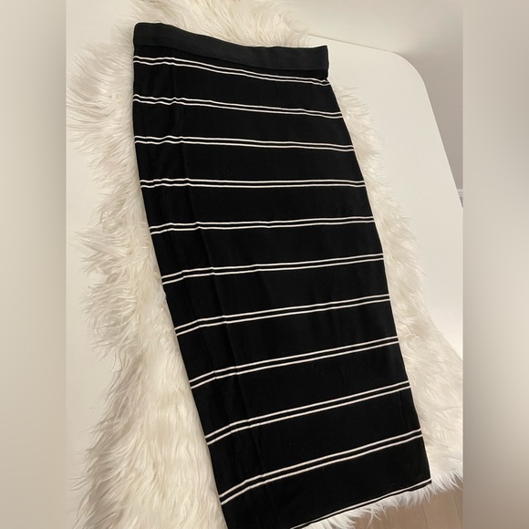 Stretchy form- fitting pencil skirt. - Picture 2 of 2